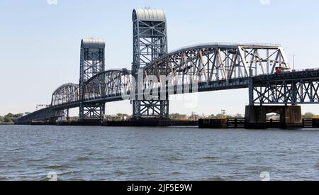 Marine ParkwayGil Hodges Memorial Bridge, über Rockaway Inlet, Blick von der Brooklyn Side in Richtung Queens, New York, NY, USA Stockfoto