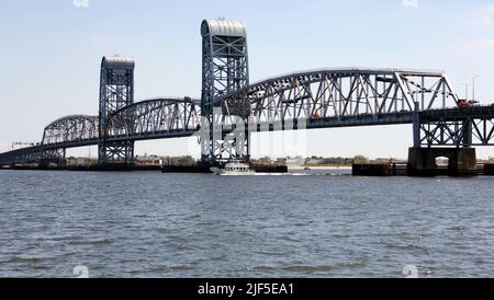 Marine ParkwayGil Hodges Memorial Bridge, über Rockaway Inlet, Blick von der Brooklyn Side in Richtung Queens, New York, NY, USA Stockfoto