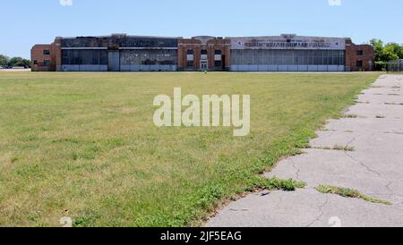 Floyd Bennett Field, grasbedeckter Flugplatz, verlassene Hangar mit Art déco-Elementen im Hintergrund, New York, NY, USA Stockfoto