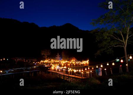 Das Licht der Laternen in der Nacht ist sehr schön an der Boon Kho Ku so Brücke. Das Hotel liegt in Pam Bok Village, Thung Yao Subdistrip, Pai District, Mae Stockfoto