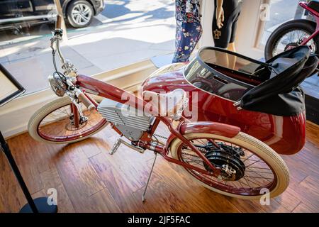 Vintage Elektro-eBike mit Seitenwagen zum Verkauf in einem Fahrradladen in Carmel CA Stockfoto