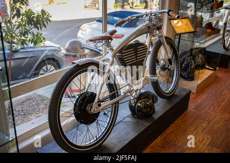 Ein Elektro-Vintage-E-Bike zum Verkauf in einem Fahrradladen Carmel CA Stockfoto