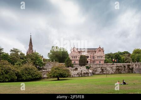 Comillas, Kantabrien, Spanien; 21.. Juni 2022: Blick auf den Palast von Sobrellano mit einer Wiese im Vordergrund in der Stadt Comillas in Spanien. Stockfoto