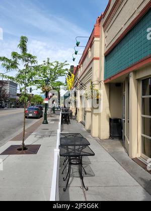 Coeur d'Alene, Idaho - 17. Juni 2022 - Straßenszene im Geschäftsviertel der Innenstadt. Stockfoto