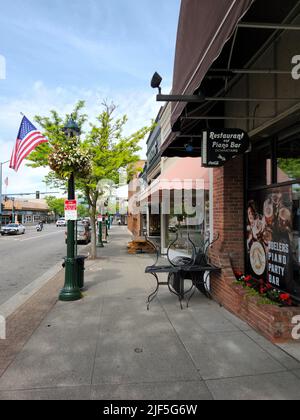 Coeur d'Alene, Idaho - 17. Juni 2022 - Straßenszene im Geschäftsviertel der Innenstadt. Stockfoto