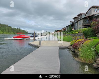 Coeur d'Alene, Idaho - 18. Juni 20922 - Spokane River und die umliegenden Wohngebiete im Stadtzentrum. Stockfoto