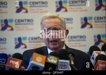 Der ehemalige kolumbianische Präsident Alvaro Uribe Velez (2002-2010) spricht während einer Pressekonferenz nach einem Treffen mit dem gewählten kolumbianischen Präsidenten Gustavo Petro am 29. Juni 2022 in Bogota, Kolumbien. Foto: Stringer/Long Visual Press Stockfoto