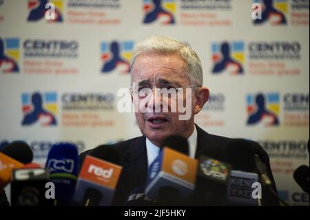 Der ehemalige kolumbianische Präsident Alvaro Uribe Velez (2002-2010) spricht während einer Pressekonferenz nach einem Treffen mit dem gewählten kolumbianischen Präsidenten Gustavo Petro am 29. Juni 2022 in Bogota, Kolumbien. Foto: Stringer/Long Visual Press Stockfoto