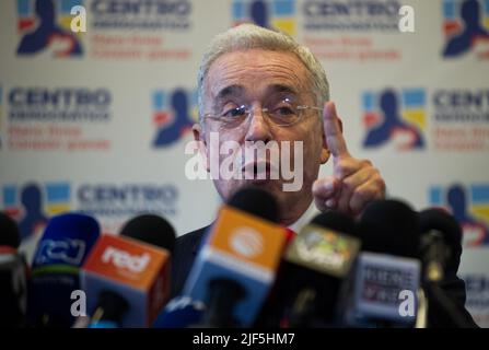 Der ehemalige kolumbianische Präsident Alvaro Uribe Velez (2002-2010) spricht während einer Pressekonferenz nach einem Treffen mit dem gewählten kolumbianischen Präsidenten Gustavo Petro am 29. Juni 2022 in Bogota, Kolumbien. Foto: Stringer/Long Visual Press Stockfoto