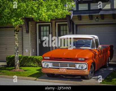 Retro-Pickup-Truck an einem sonnigen Sommertag. Orange Chevrolet C10 Pick Up Truck. Vintage Chevy LKW geparkt auf einer Straße-Vancouver BC Kanada-Juni 24,2022. Stockfoto