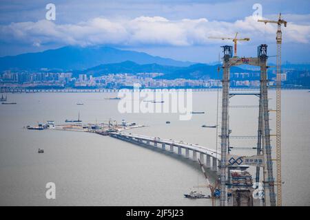 (220630) -- GUANGZHOU, 30. Juni 2022 (Xinhua) -- das Foto vom 7. Juni 2022 zeigt die Baustelle der Lingdingyang-Brücke, eines der Schlüsselprojekte der Shenzhen-Zhongshan-Autobahnverbindung, in der südchinesischen Provinz Guangdong. Die Gesamtlänge der Shenzhen-Zhongshan-Autobahnverbindung wird 24 Kilometer betragen und einen Unterwassertunnel und zwei künstliche Inseln umfassen. Die Verbindung wird 2024 für den Verkehr geöffnet. Mit dem Bau von Verkehrsadern wurde die Konnektivität in der Region Guangdong-Hong Kong-Macao Greater Bay kontinuierlich verbessert. Das bequeme Verkehrsnetz hat auch Th Stockfoto