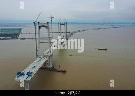 (220630) -- GUANGZHOU, 30. Juni 2022 (Xinhua) -- Luftfoto vom 15. Mai 2022 zeigt die im Bau befindliche Autobahnverbindung Shenzhen-Zhongshan in der südchinesischen Provinz Guangdong. Die Gesamtlänge der Shenzhen-Zhongshan-Autobahnverbindung wird 24 Kilometer betragen und einen Unterwassertunnel und zwei künstliche Inseln umfassen. Die Verbindung wird 2024 für den Verkehr geöffnet. Mit dem Bau von Verkehrsadern wurde die Konnektivität in der Region Guangdong-Hong Kong-Macao Greater Bay kontinuierlich verbessert. Das komfortable Verkehrsnetz hat auch die Logistikeffizienz innerhalb des Gebiets verbessert und injiziert Stockfoto