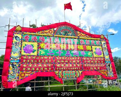 Hongkong. 30.. Juni 2022. Das am 23. Juni 2022 aufgenommene Foto zeigt eine Blumentafel zum 25.. Jahrestag der Rückkehr Hongkongs in das Mutterland in Yuen Long in Hongkong, Südchina. Am 1. Juli dieses Jahres jährt sich zum 25.. Mal die Rückkehr Hongkongs ins Mutterland. Quelle: Xinhua/Alamy Live News Stockfoto