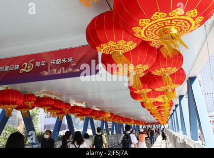 Hongkong, China. 28.. Juni 2022. Laternen werden an einer Promenade in Hongkong, Südchina, aufgehängt, 28. Juni 2022. Am 1. Juli dieses Jahres jährt sich zum 25.. Mal die Rückkehr Hongkongs ins Mutterland. Quelle: Li Gang/Xinhua/Alamy Live News Stockfoto