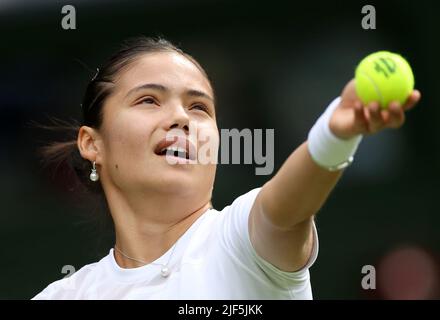 London, Großbritannien. 29.. Juni 2022. Die britische Emma Raducanu spielt den Ball während des zweiten Spiels der Frauen gegen Caroline Garcia aus Frankreich bei der Wimbledon Tennis Championship in London, Großbritannien, am 29. Juni 2022. Kredit: Li Ying/Xinhua/Alamy Live Nachrichten Stockfoto