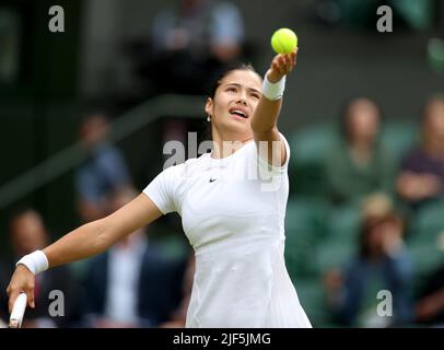 London, Großbritannien. 29.. Juni 2022. Die britische Emma Raducanu spielt den Ball während des zweiten Spiels der Frauen gegen Caroline Garcia aus Frankreich bei der Wimbledon Tennis Championship in London, Großbritannien, am 29. Juni 2022. Kredit: Li Ying/Xinhua/Alamy Live Nachrichten Stockfoto