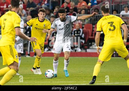 Toronto, Ontario, Kanada. 29.. Juni 2022. Jonathan Osorio (21) in Aktion während des MLS-Spiels zwischen dem FC Toronto und dem Columbus SC. Das Spiel endete 2-1 für Columbus SC. (Bild: © Angel Marchini/ZUMA Press Wire) Stockfoto