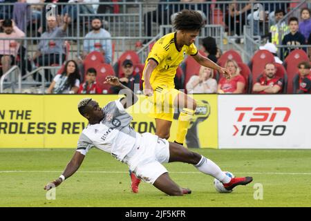 Toronto, Ontario, Kanada. 29.. Juni 2022. Chris Mavinga (23) und Jacen Russell-Rowe (39) im Einsatz während des MLS-Spiels zwischen dem FC Toronto und dem Columbus SC. Das Spiel endete 2-1 für Columbus SC. (Bild: © Angel Marchini/ZUMA Press Wire) Stockfoto