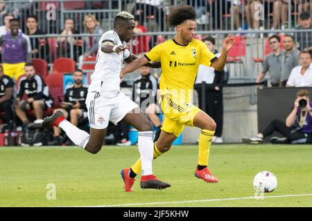 Toronto, Ontario, Kanada. 29.. Juni 2022. Chris Mavinga (23) und Jacen Russell-Rowe (39) im Einsatz während des MLS-Spiels zwischen dem FC Toronto und dem Columbus SC. Das Spiel endete 2-1 für Columbus SC. (Bild: © Angel Marchini/ZUMA Press Wire) Stockfoto