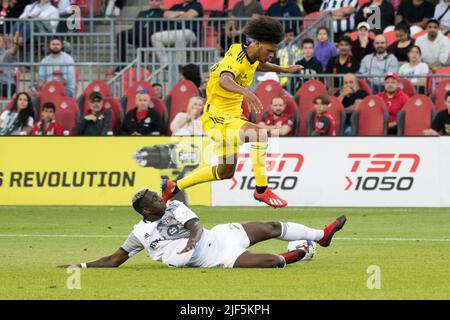 Toronto, Ontario, Kanada. 29.. Juni 2022. Chris Mavinga (23) und Jacen Russell-Rowe (39) im Einsatz während des MLS-Spiels zwischen dem FC Toronto und dem Columbus SC. Das Spiel endete 2-1 für Columbus SC. (Bild: © Angel Marchini/ZUMA Press Wire) Stockfoto