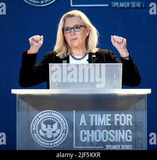 Simi Valley, Kalifornien, USA. 29.. Juni 2022. Die Rep. LIZ CHENEY (R-WY), die stellvertretende Vorsitzende des House Select Committee zur Untersuchung des Angriffs auf das US-amerikanische State Capitol vom 6. Januar, spricht in der Reagan Library in ihrer Vortragsreihe „Time for Choosing“ (Zeit für die Wahl). (Bild: © Brian Cahn/ZUMA Press Wire) Stockfoto