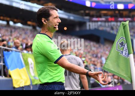 Seattle, WA, USA. 29.. Juni 2022. Ein Beamter versucht in der ersten Hälfte des MLS-Fußballmatches zwischen CF Montreal und Seattle Sounders FC im Lumen Field in Seattle, WA, seinen Standpunkt zu beweisen. Steve Faber/CSM/Alamy Live News Stockfoto