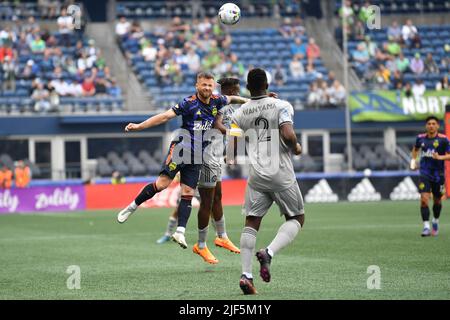 Seattle, WA, USA. 29.. Juni 2022. Der Mittelfeldspieler Albert Rusnak von Seattle Sounders steigt in der ersten Hälfte des MLS-Fußballmatches zwischen CF Montreal und dem Seattle Sounders FC im Lumen Field in Seattle, WA, für einen Kopfball auf. Steve Faber/CSM/Alamy Live News Stockfoto