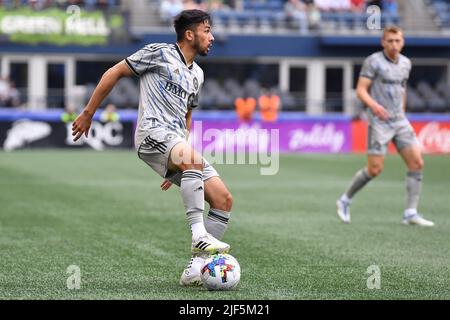 Seattle, WA, USA. 29.. Juni 2022. CF Montreal Mittelfeldspieler Mathieu ChoiniÃ¨RE mit einem netten Ballhandling während des MLS-Fußballmatches zwischen CF Montreal und dem Seattle Sounders FC im Lumen Field in Seattle, WA. Steve Faber/CSM/Alamy Live News Stockfoto