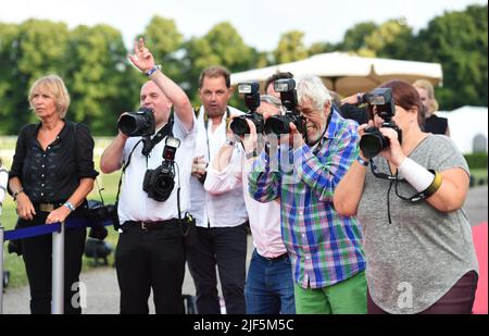 München, Deutschland. 29.. Juni 2022. Pressefotografen fotografieren bei der Veranstaltung '75 Jahre NDF', die im Rahmen der Münchner Filmfestspiele auf der Rennbahn Riem stattfindet. Die neue deutsche Filmgesellschaft mbH (NDF) feiert in diesem Jahr ihr 75.-jähriges Bestehen., Quelle: Felix Hörhager/dpa/Alamy Live News Stockfoto