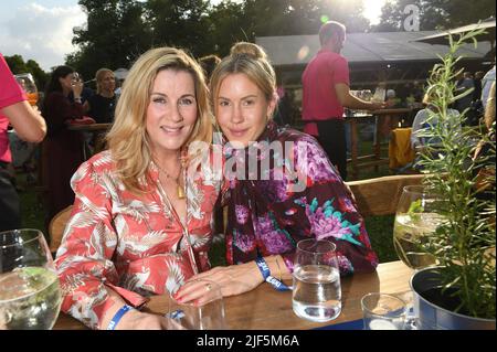 München, Deutschland. 29.. Juni 2022. Die Schauspielerin Alexa Maria Surholt (l.) und die Schauspielerin Wolke Hegenbarth präsentieren sich bei der Veranstaltung „75 Jahre NDF“ im Rahmen der Münchner Filmfestspiele auf der Rennbahn Riem. Die neue Deutsche Film Gesellschaft AG (NDF) feiert in diesem Jahr ihr 75.-jähriges Bestehen., Quelle: Felix Hörhager/dpa/Alamy Live News Stockfoto