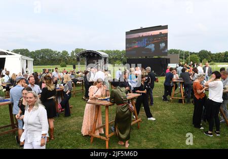 München, Deutschland. 29.. Juni 2022. Die Gäste feiern die Veranstaltung „75 Jahre NDF“ im Rahmen der Münchner Filmfestspiele auf der Rennbahn Riem. Die neue deutsche Filmgesellschaft mbH (NDF) feiert in diesem Jahr ihr 75.-jähriges Bestehen., Quelle: Felix Hörhager/dpa/Alamy Live News Stockfoto