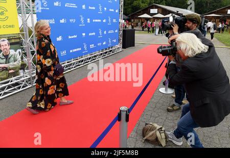 München, Deutschland. 29.. Juni 2022. Die Schauspielerin Jutta Speidel posiert für Fotografen bei der Veranstaltung "75 Jahre NDF" im Rahmen der Münchner Filmfestspiele auf der Rennbahn Riem. Die neue deutsche Filmgesellschaft mbH (NDF) feiert in diesem Jahr ihr 75.-jähriges Bestehen., Quelle: Felix Hörhager/dpa/Alamy Live News Stockfoto