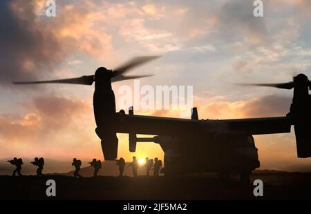 Militärische Spezialkräfte greifen die Teamoperation im Morgengrauen an Stockfoto