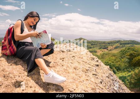 Nicaraguanischer Teenager, der ein Lehrbuch auf einem Berg in Nicaragua liest Stockfoto