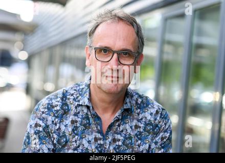 Potsdam, Deutschland. 29.. Juni 2022. Der Autor Volker Kutscher beim literaturfestival 10. LIT:potsdam im Hans-Otto-Theater. Das Festival findet vom 26,06. Bis 03.07.2022 unter dem Motto "What connects US" statt. Quelle: Jens Kalaene/dpa/Alamy Live News Stockfoto