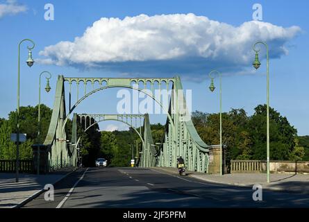 Potsdam, Deutschland. 28.. Juni 2022. Die Glienicker Brücke. Sie verbindet Berlin und Potsdam über die Havel. Die Straßenbrücke verdankt ihren Namen dem nahe gelegenen ehemaligen Anwesen Klein Glienicke, auf dem heute das Schloss Glienicke steht. Quelle: Jens Kalaene/dpa/Alamy Live News Stockfoto