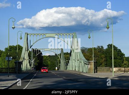 Potsdam, Deutschland. 28.. Juni 2022. Die Glienicker Brücke. Sie verbindet Berlin und Potsdam über die Havel. Die Straßenbrücke verdankt ihren Namen dem nahe gelegenen ehemaligen Anwesen Klein Glienicke, auf dem heute das Schloss Glienicke steht. Quelle: Jens Kalaene/dpa/Alamy Live News Stockfoto