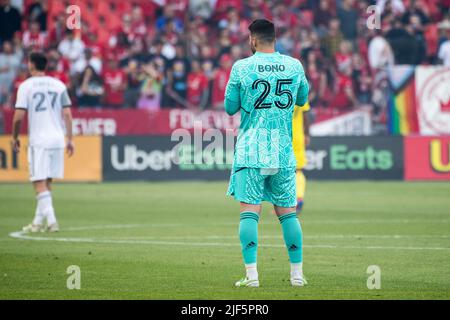 Toronto, Kanada. 29.. Juni 2022. Alex Bono (25) aus Toronto wurde während des MLS-Spiels zwischen dem FC Toronto und dem Columbus SC auf dem BMO-Feld in Aktion gesehen. Das Spiel endete 2-1 für Columbus SC. (Foto von Angel Marchini/SOPA Images/Sipa USA) Quelle: SIPA USA/Alamy Live News Stockfoto