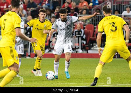 Toronto, Kanada. 29.. Juni 2022. Jonathan Osorio (21) aus Toronto beim MLS-Spiel zwischen dem FC Toronto und dem Columbus SC auf dem BMO Field in Aktion gesehen. Das Spiel endete 2-1 für Columbus SC. (Foto von Angel Marchini/SOPA Images/Sipa USA) Quelle: SIPA USA/Alamy Live News Stockfoto