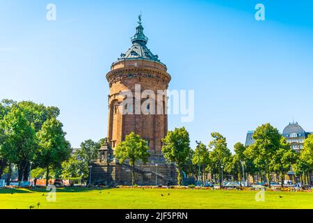 Mannheimer Wasserturm, Touristenattraktion und berühmtes Wahrzeichen mit öffentlichem Park in Mannheim, Deutschland Stockfoto