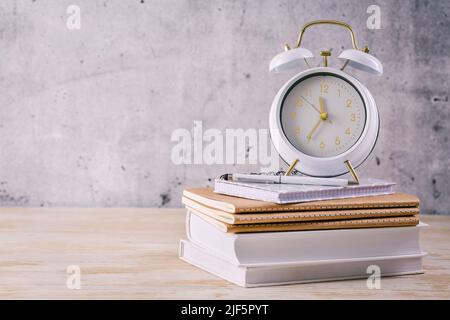 Zeitmanagement-Konzept für Schüler und Studenten. Bücher mit Uhr Stockfoto