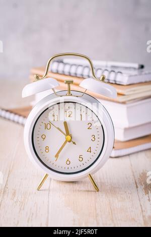 Zeitmanagement-Konzept für Schüler und Studenten. Bücher mit Uhr Stockfoto