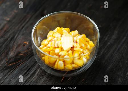 Gebutterter Mais oder süßer Mais mit Butter auf transparenter Schüssel Stockfoto
