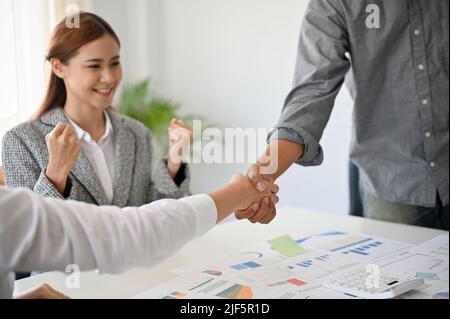 Nahaufnahme, zwei Geschäftsleute, die sich nach dem erfolgreichen Geschäft die Hände schüttelten. Vereinbarung, Herzlichen Glückwunsch. Stockfoto