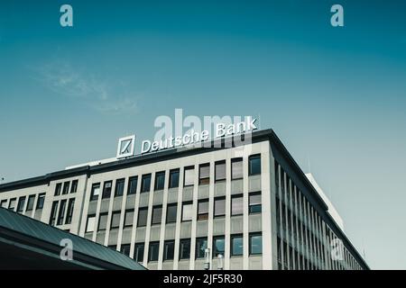 Mannheim, 17. Juni 2022: Das Logo der Deutschen Bank auf dem Bürogebäude Stockfoto