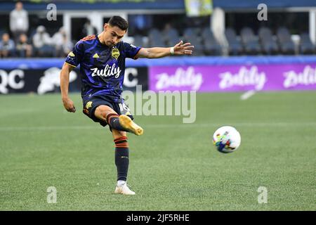 Seattle, WA, USA. 29.. Juni 2022. Seattle Sounders Mittelfeldspieler Alexander Roldan beim MLS-Fußballspiel zwischen CF Montreal und Seattle Sounders FC im Lumen Field in Seattle, WA. Montreal besiegte Seattle 2-1. Steve Faber/CSM/Alamy Live News Stockfoto