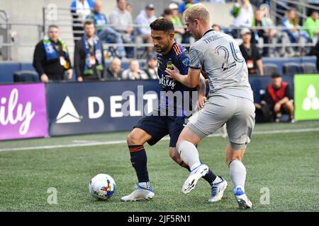 Seattle, WA, USA. 29.. Juni 2022. Seattle Sounders Mittelfeldspieler Cristian Roldan und CF Montreal Verteidiger RÃ³bert Thorkelsson während des MLS Fußballmatches zwischen CF Montreal und Seattle Sounders FC im Lumen Field in Seattle, WA. Montreal besiegte Seattle 2-1. Steve Faber/CSM/Alamy Live News Stockfoto