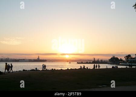 30. Juni 2022, San Diego, CA, USA: Die Korallen, Bäume, Felsen und das Meer während des Sonnenuntergangs im Sommer in San Diego, Kalifornien, am Mittwoch, den 29.. Juni 2022 (Bildnachweis: © Rishi Deka/ZUMA Press Wire) Stockfoto