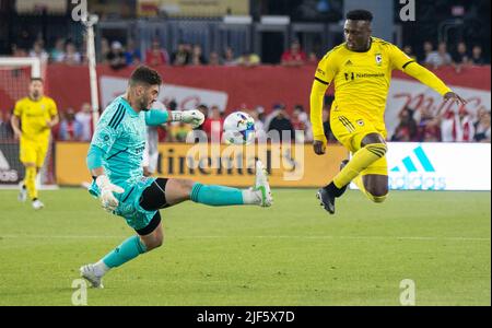 Toronto, Kanada. 29.. Juni 2022. Derrick Etienne (R) von der Columbus Crew steht am 29. Juni 2022 beim Major League Soccer (MLS)-Spiel 2022 zwischen dem FC Toronto und der Columbus Crew auf dem BMO Field in Toronto, Kanada, mit Torwart Alex Bono vom FC Toronto auf dem Spiel. Quelle: Zou Zheng/Xinhua/Alamy Live News Stockfoto