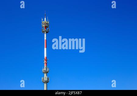 Ein Mobiltelefon mast gegen einen blauen Himmel in Polen Stockfoto